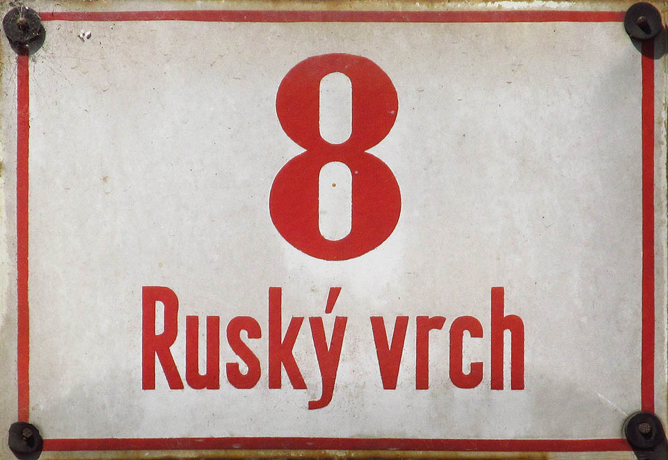 Název Ruský vrch nese ulice obtáčející stejnojmenný kopec podle pomníku rudoarmějců na jeho vrcholu. Název Ruský vrch nese ulice obtáčející stejnojmenný kopec podle pomníku rudoarmějců na jeho vrcholu.