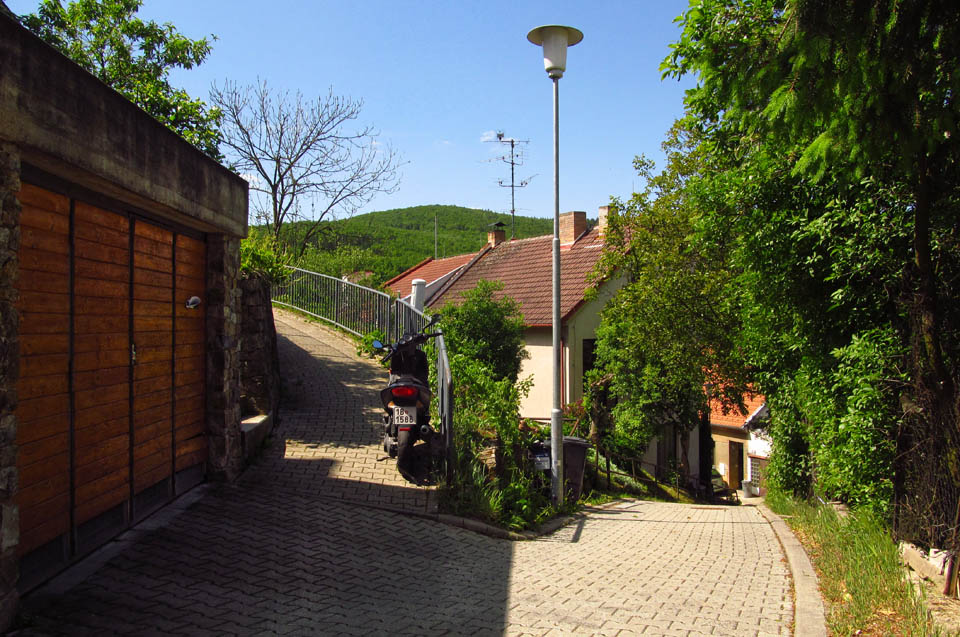 Strmé rozcestí jako únik z kruhové trasy uličky. Strmé rozcestí jako únik z kruhové trasy uličky.