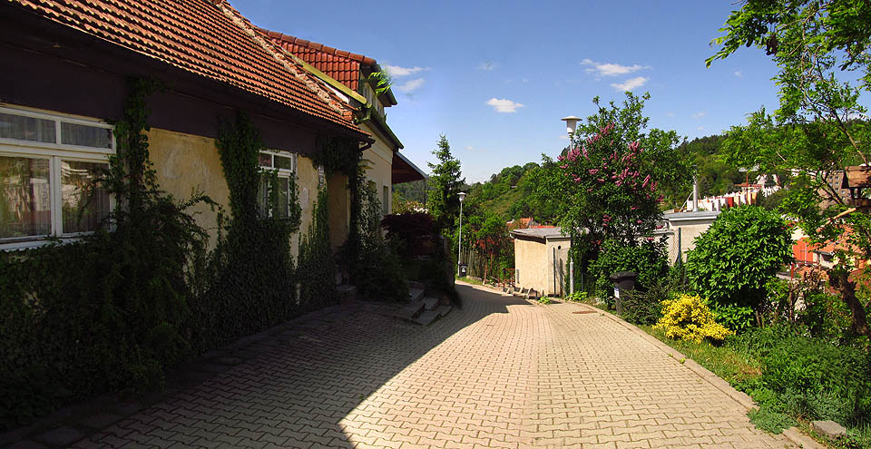 Horní terasa ulice v jarní zeleni. Ve skutečnosti je ulička užší než ukazuje panoramatická fotka. Horní terasa ulice v jarní zeleni. Ve skutečnosti je ulička užší než ukazuje panoramatická fotka.