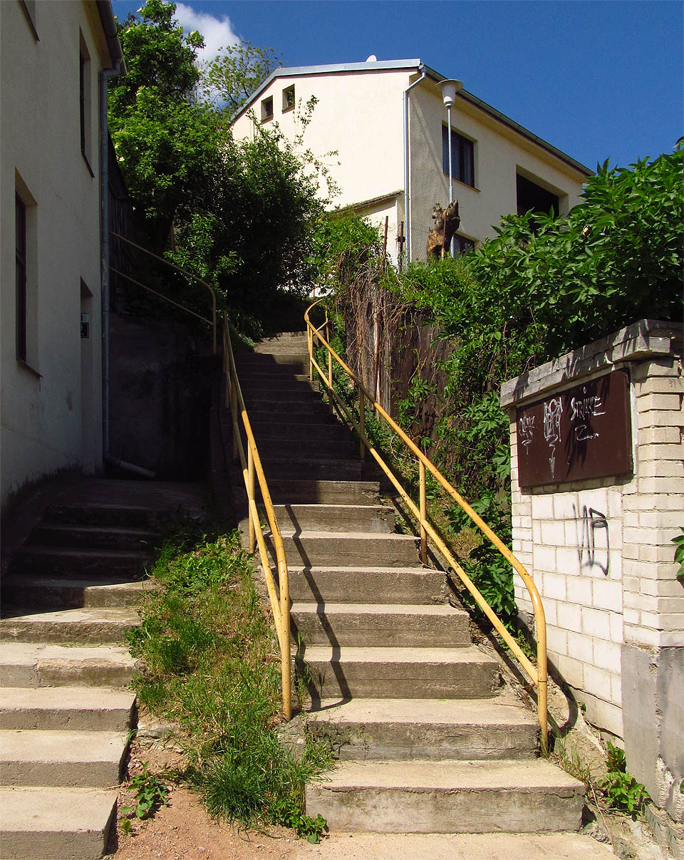 Dál nezbývá než sestoupit po dlouhých schodech nebo naopak vyšplhat k památníku, kolem něhož se tady všechno točí. Dál nezbývá než sestoupit po dlouhých schodech nebo naopak vyšplhat k památníku, kolem něhož se tady všechno točí.