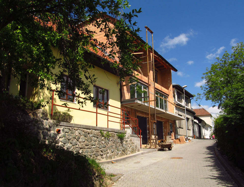 I tady však mezi domečky navlečenými na niti ulice bují nádorovité moderní stavby. I tady však mezi domečky navlečenými na niti ulice bují nádorovité moderní stavby.