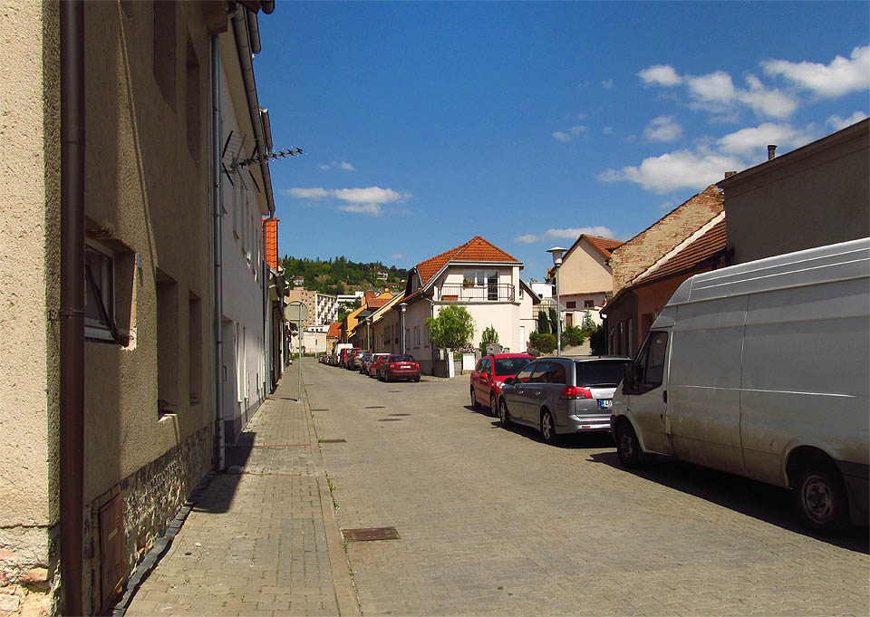 Ulice na úpatí kopce nese výmluvný název Dělnická. Půvab typické kolonie však již postrádá. Ulice na úpatí kopce nese výmluvný název Dělnická. Půvab typické kolonie však již postrádá.