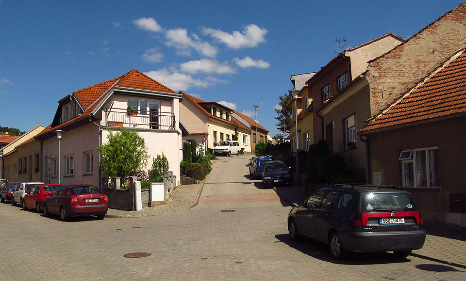 Odbočka do strmé uličky Podskalské obtáčející kopec společně s ulicí Ruský vrch. Odbočka do strmé uličky Podskalské obtáčející kopec společně s ulicí Ruský vrch.