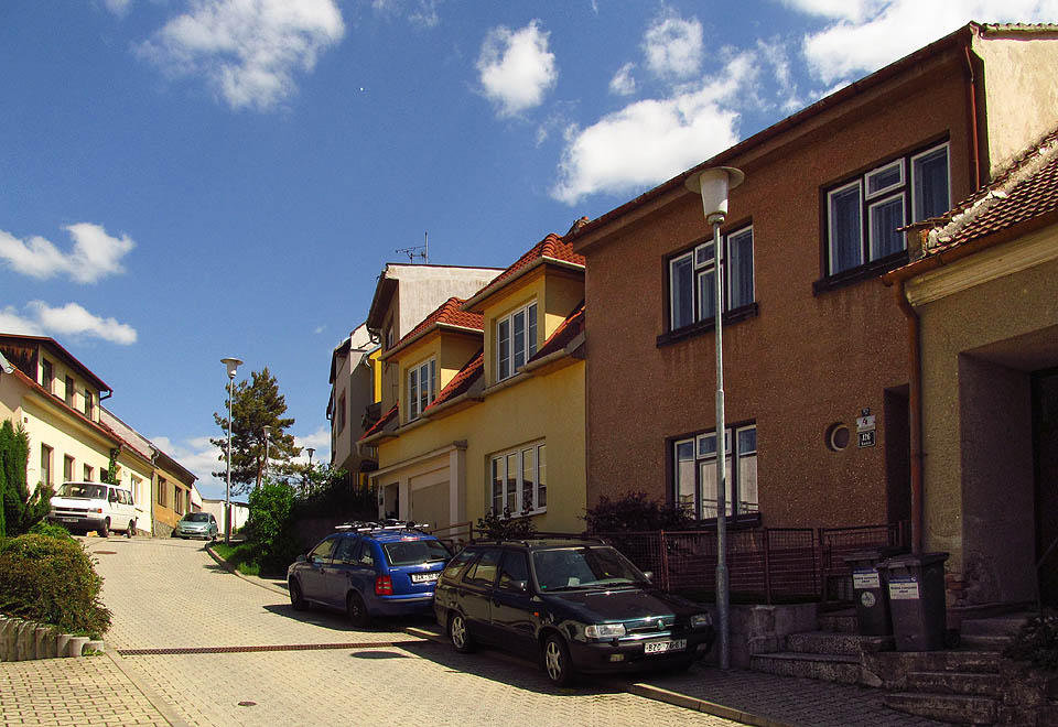 S rostoucí výškou se domy změnšují a nabývají na kráse nenucené architektury. S rostoucí výškou se domy změnšují a nabývají na kráse nenucené architektury.