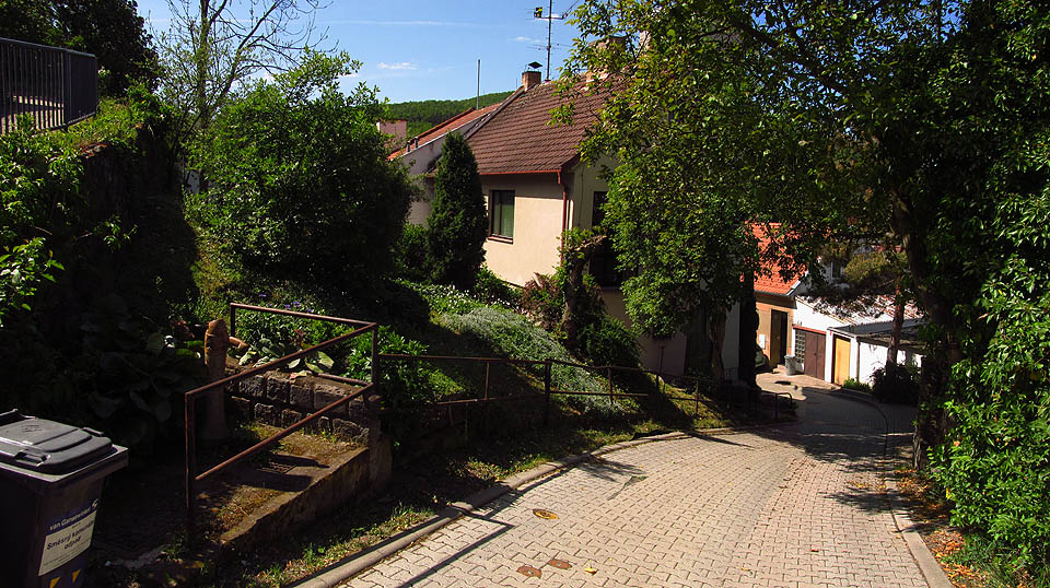 Kopcovitý terén Podskalské dělnické kolonie na Ruském vrchu. Kopcovitý terén Podskalské dělnické kolonie na Ruském vrchu.