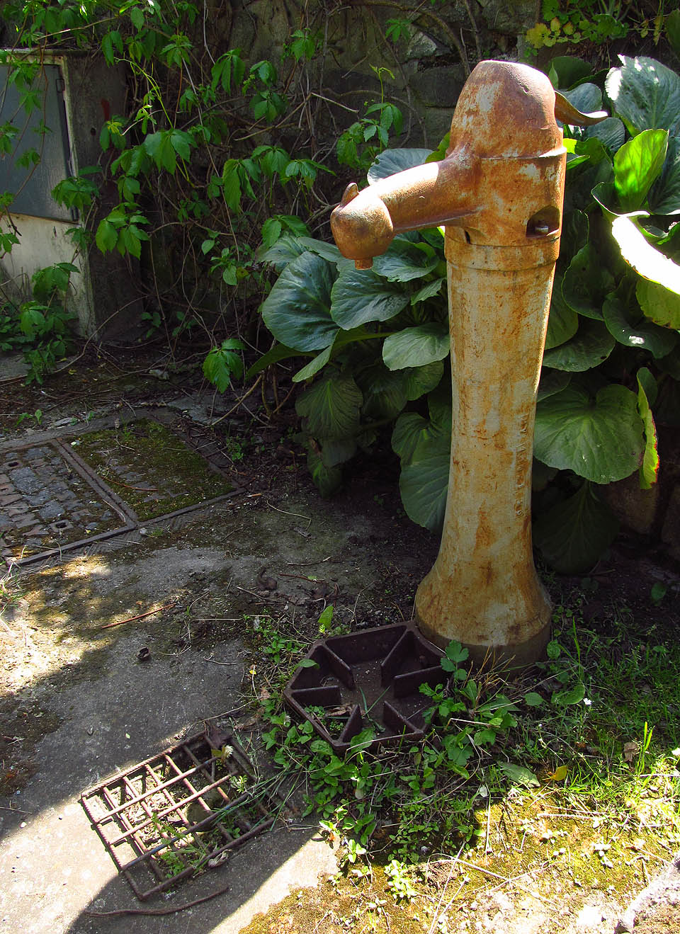 Nepostradatelný hydrant, který nesměl chybět v žádné z <a href=/Tema/Brn%C4%9Bnsk%C3%A9%20d%C4%9Blnick%C3%A9%20kolonie>kolonií</a>. Nepostradatelný hydrant, který nesměl chybět v žádné z <a href=/Tema/Brn%C4%9Bnsk%C3%A9%20d%C4%9Blnick%C3%A9%20kolonie>kolonií</a>.