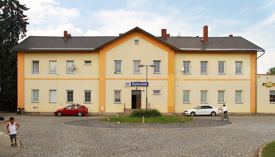 Pohled na nádražní budovu ze směru podél bezejmenné ulice od kulturního domu.