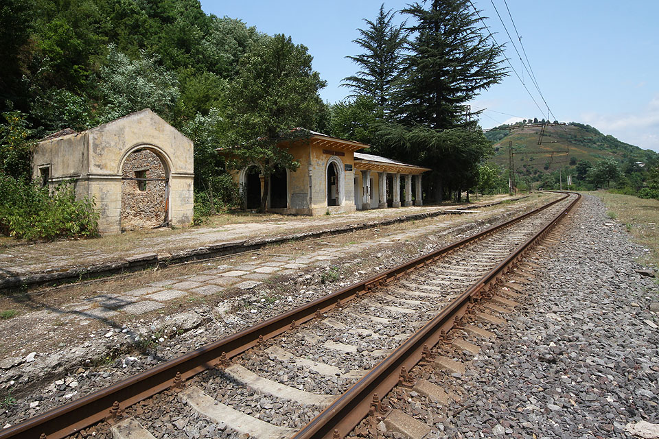 Po poslední dekonstrukci byla ve stanici სალიეთი vytrhána i poslední pobočná dopravní kolej, a ze stanice se tak stala pouhá zastávka.