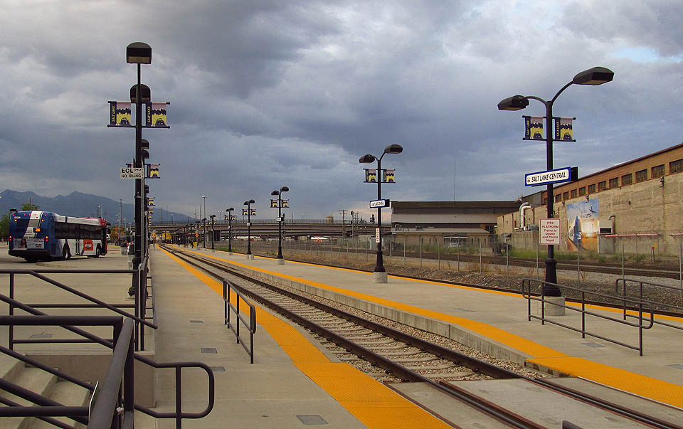 Západně od stanice zůstaly stát zbytky původních železničních dílen zrušeného nákladového nádraží. V budoucnu se počítá s jejich demolicí v případě rozšíření dopravního terminálu.