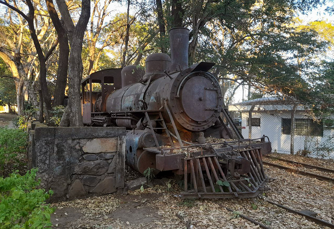 V troskách stanice Sonsonate stojí několik dalších strojů. Toto je pravděpodobně lokomotiva č. 7 vyrobena rovněž v Baldwinově strojírně v roce 1895. Výrobní číslo #14454 se ovšem nepodařilo ověřit.