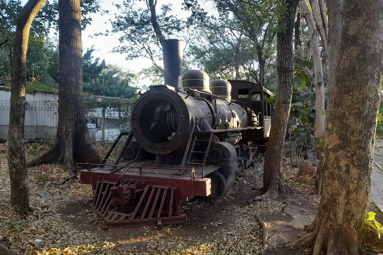 Poněkud záhadný stroj v muzeu pod širým nebem ve stanici Sonsonate se pyšní číslem 110. To by mohlo odkazovat ke stroji <a href="/Tema/Mezinárodní dráhy Střední Ameriky">Mezinárodních drah střední Ameriky</a> (International Railways of Central America, IRCA) č. 110 rovněž z Baldwinovy strojírny ve Filadelfii, avšak vyrobené až v roce 1926 pod číslem #59129 a s poněkud odlišnou konstrukcí pohonu.