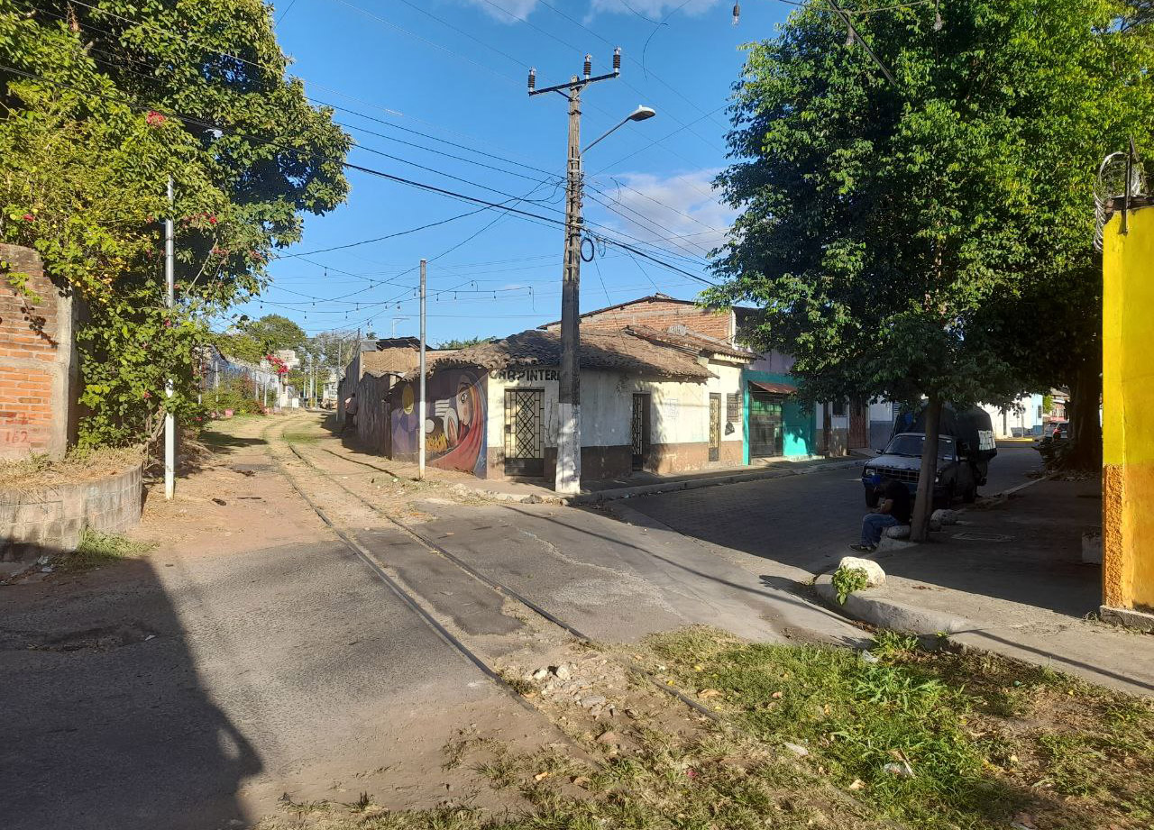 Na přejezdu přes ulici 5 Calle Oreinte v Sonsonate byly i na počátku roku 2024 koleje zachovány. Úsek se nachází mezi dvěma částmi městského železničního muzea.