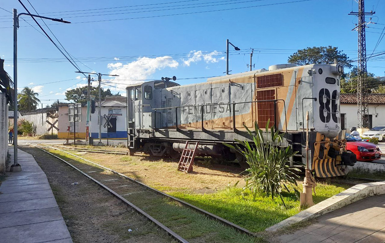 Na Železničním náměstí poblíž ulice 7 Calle Oriente se nachází severnější z obou polovin železničního muzea.