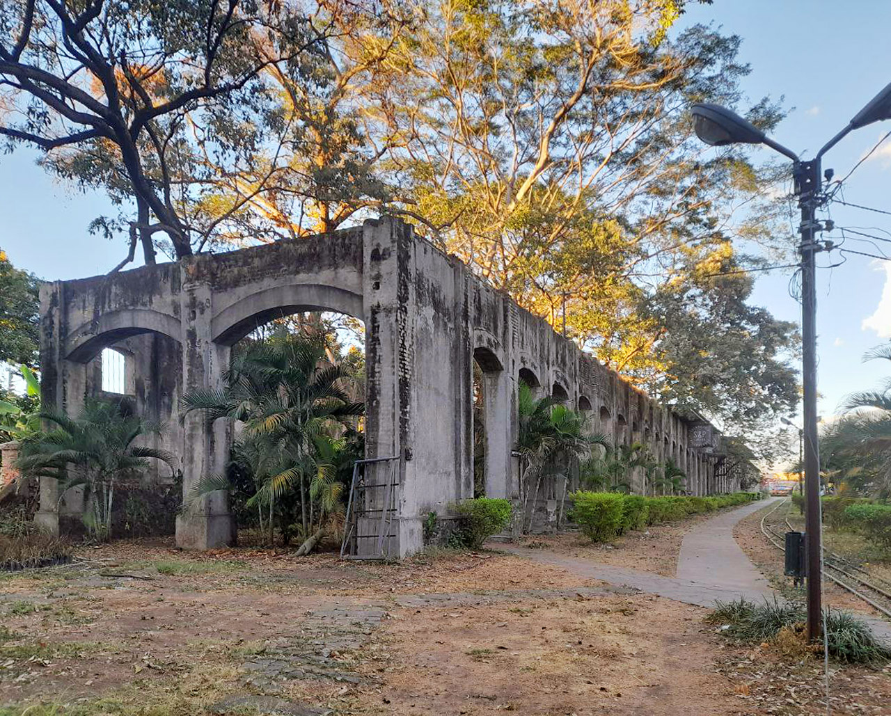 V depu a dílnách v Sonsonate byly po dobu více než sta let opravovány lokomotivy i stavěny nové motorové vozy. Dnes tu aspoň rostou palmy.