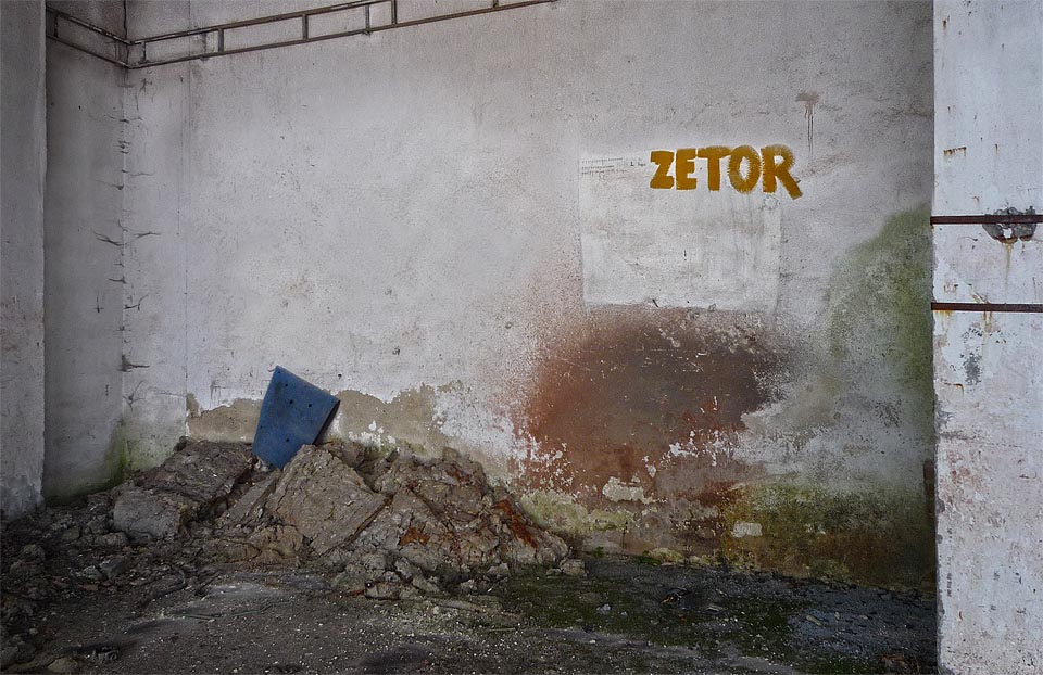 Záhadný nápis. Bylo zde zboží pro brněnský Zetor nebo stání pro traktor téže značky?