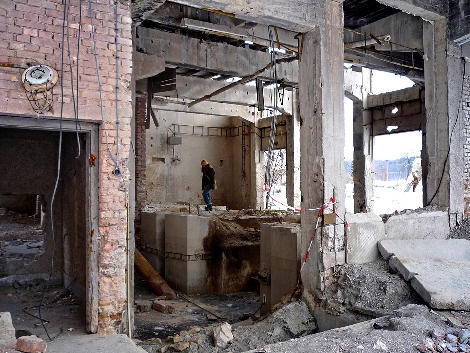 Tudy lze sestoupit do spodního patra, které zaplavila voda, jež se pak promenila v led.