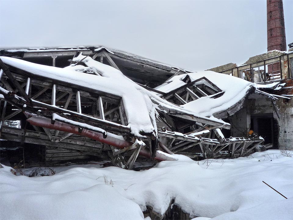 Kdo ví, co všechno zůstalo pod troskami. Lidé snad ne, ale desítky let jejich práce a osudů jsou nenávratně pohřbeny pod sutí a sněhem.