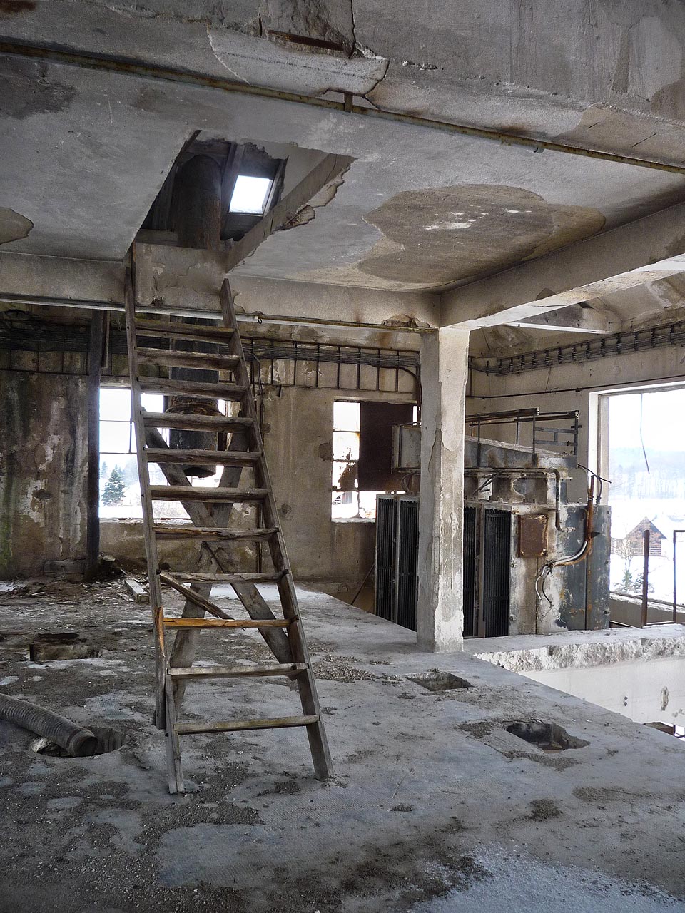 Schody na půdu výrobní haly. Výš už lze vylézt jedině na komín.