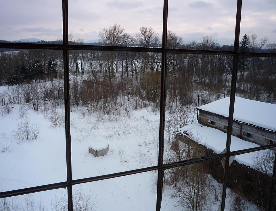 A za okny pomalu usíná další sudetský den; den nad rozvrácenou krajinou.