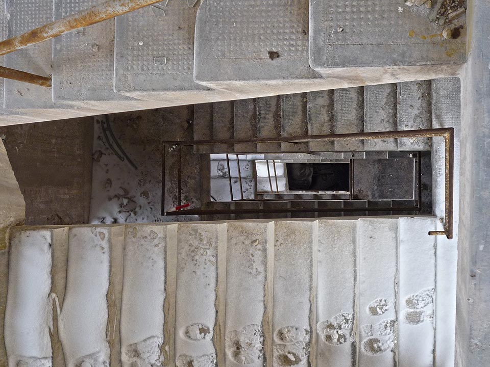 Schodišti nechybí nic kromě zábradlí.