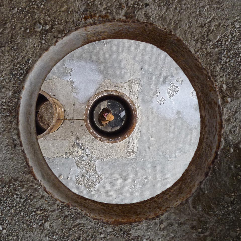 Kdo to tam o dvě patra níž stojí a kouká nahoru?