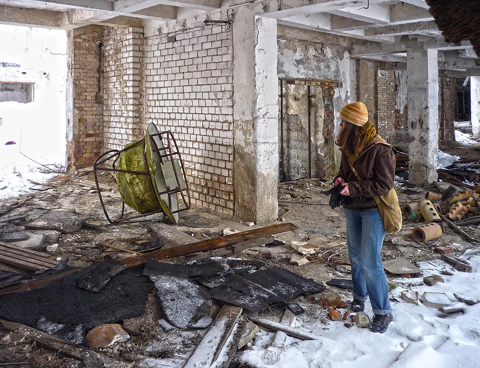 Většinu toho, co ještě mělo cenu, někdo ukradl a prodal. V místnostech se povalují jako smutné memento někdy nepochopitelné předměty zvláštních tvarů a barev.