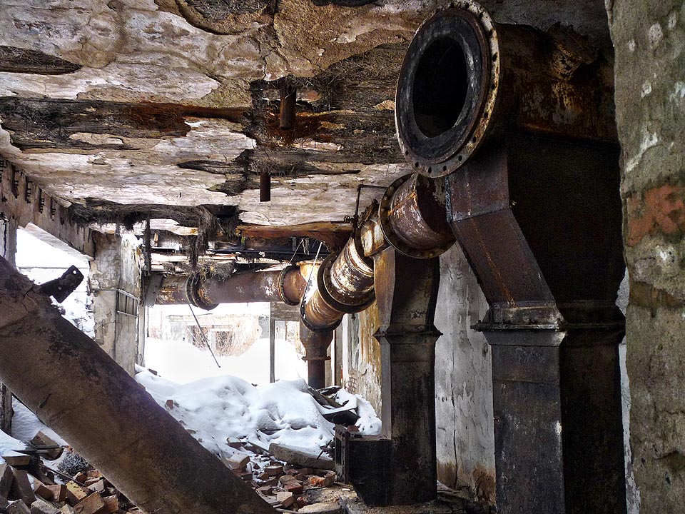 Vzduchotechnika pecí, ve kterých vznikaly šamotové výrobky. Návštěva ve Vidnavě je prvním krůčkem k pokusu zmapovat sudetskou keramickou výrobu.