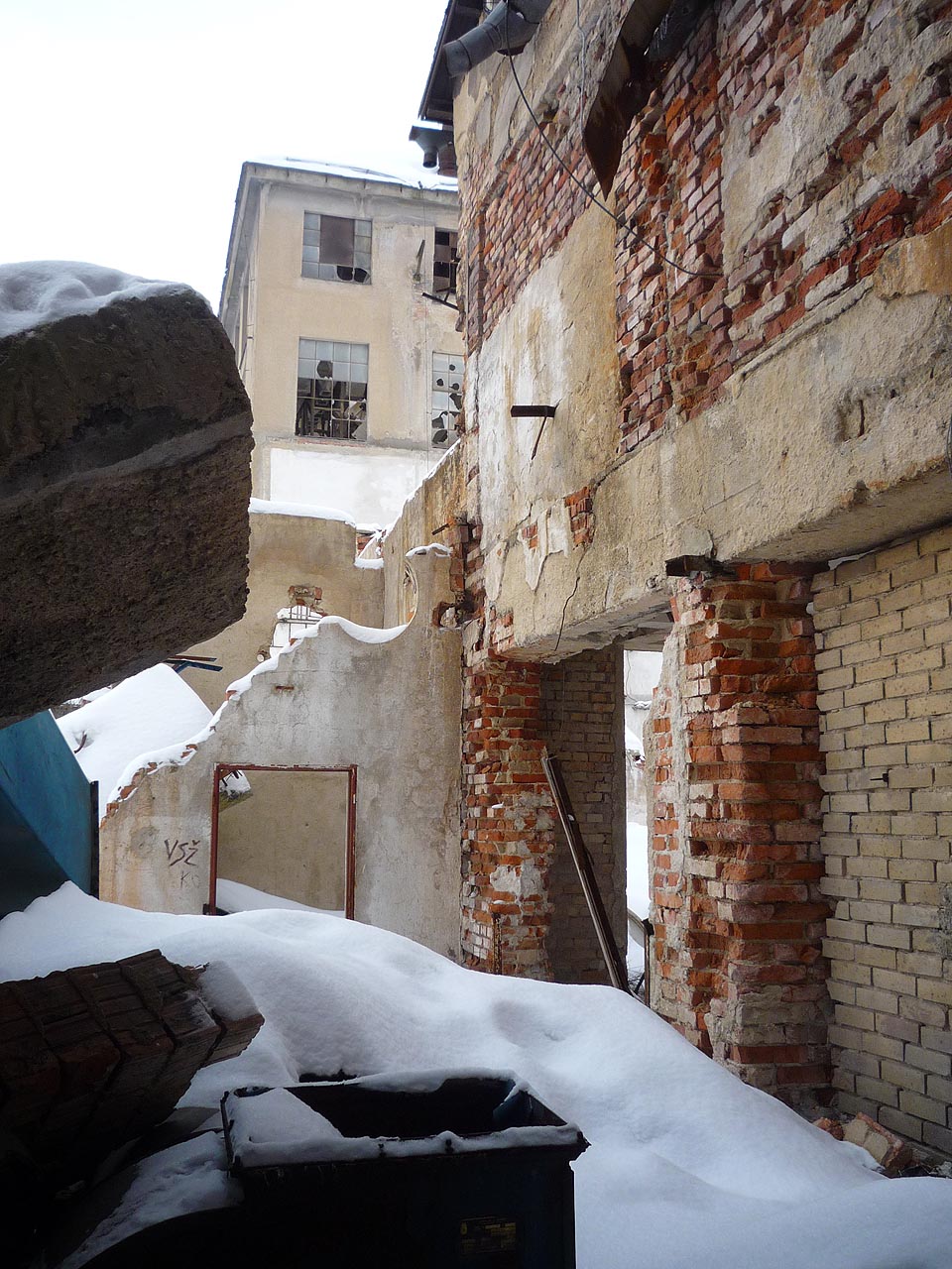 A další a další rozbořené budovy, jejichž procházení nebere konce.