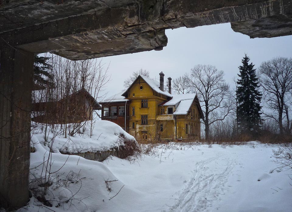 Již z dálky vyzývá továrníkova vila k prozkoumání. Zde jistě najdeme klíč k některým otázkám a záhadám z provozních budov.