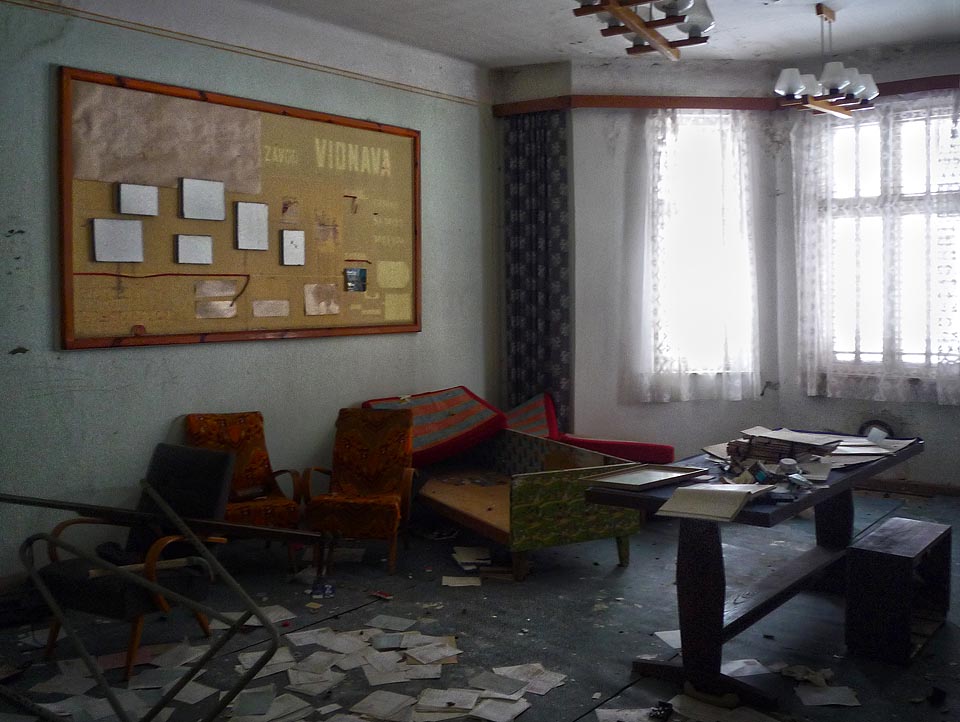 Němci vybudovali továrnu i vilu u ní. Co zbude po Češích?