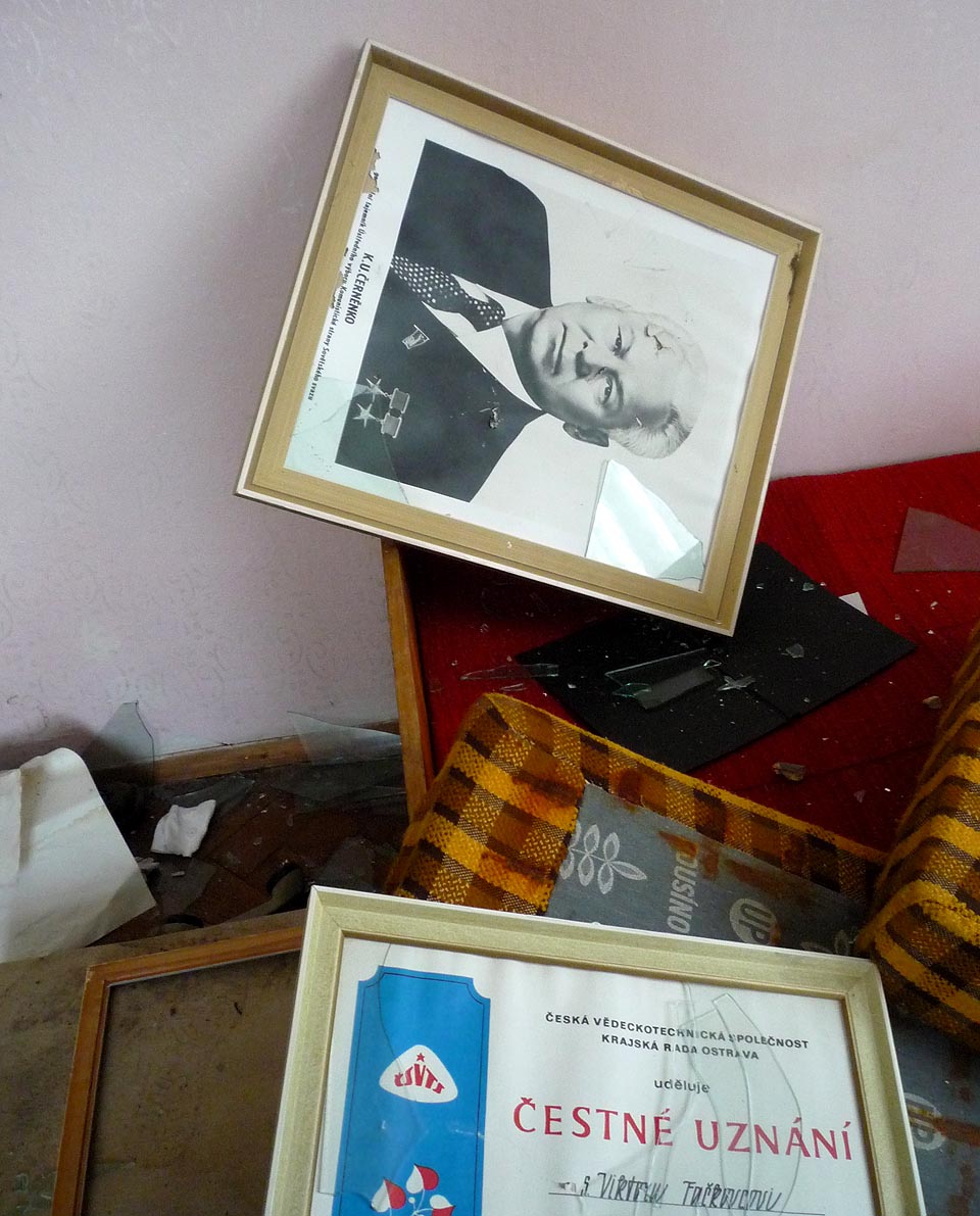 Nehybný Černěnko sleduje zkázu napůl již z podlahy. Co by řekl ve své době o Vidnavě on?