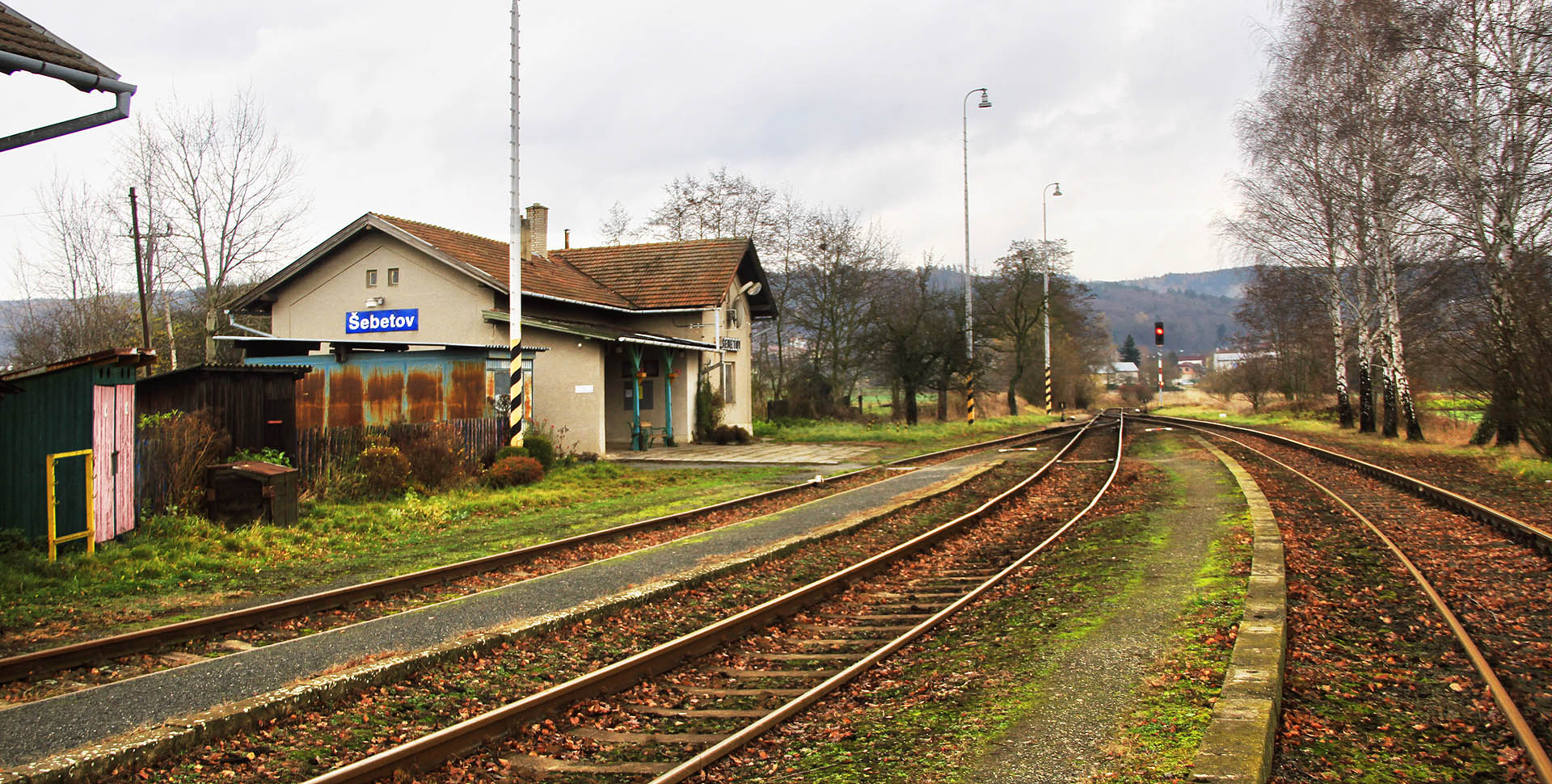 Stanice Šebetov při pohledu od severu. Od svého vybudování v roce 1907 má již více než sto let nádraží k dispozici tři koleje, rampu, výpravní budovu a suché záchody opodál.