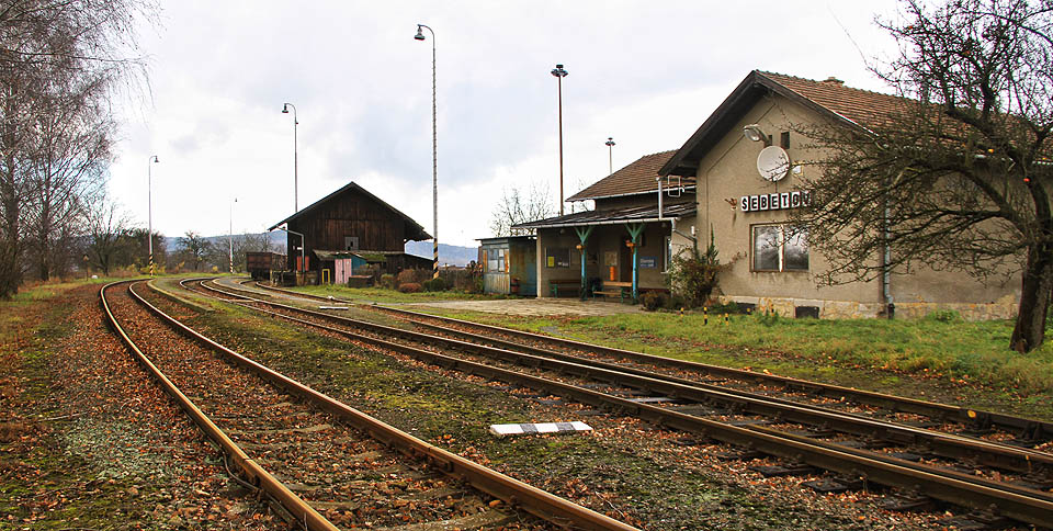 Od zavedení integrovaného dopravního systému v Jihomoravském kraji frekvence na trati rapidně klesla. O víkendu je na nádraží strnulé ticho…