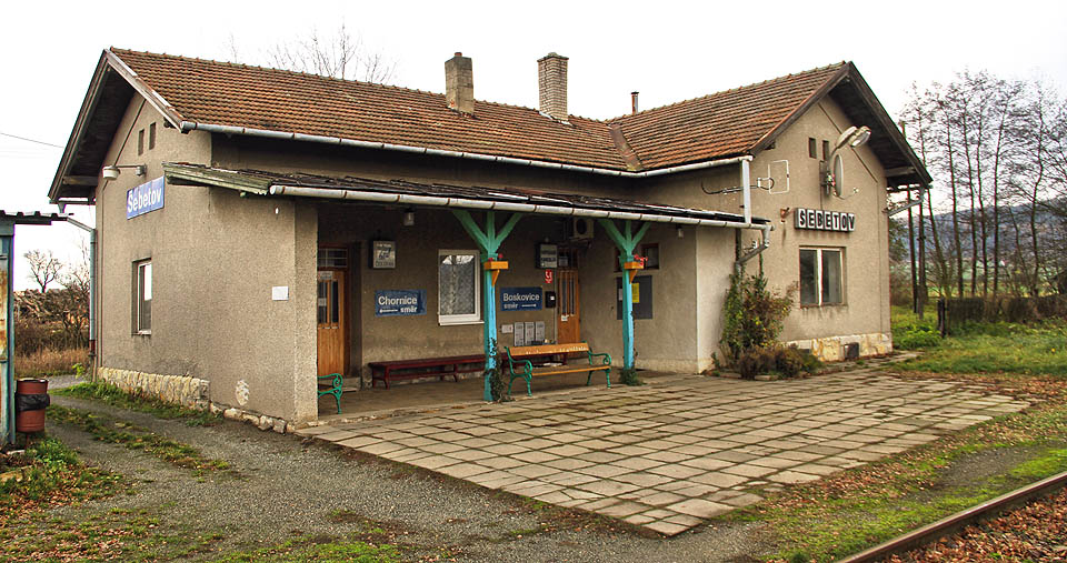 Všechny staniční budovy na trati se podobají sobě navzájem i svým vzorům z dráhy Strakonice - Vimperk. Ta šebetovská má ale nejkratší zastřešený perón.