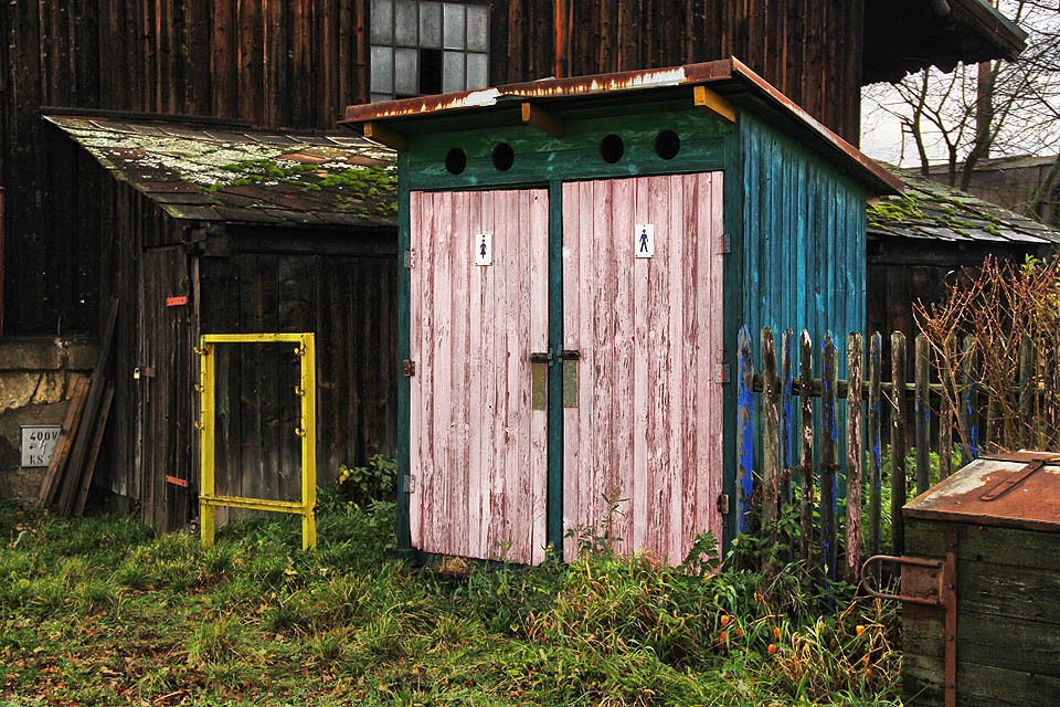 Skutečnou pýchou šebetovské srtanice je dřevěná dvojbudka suchých záchodů. Bez újmy na kvalitě slouží v nezměněném stavu již desítky let - ve dne i v noci a zadarmo.