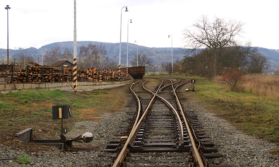 Pohled na severní zhlaví stanice Šebetov při příjezdu od <a href=http://spravnym.smerem.cz/tema/Cetkovice%20%28%C5%BEzast%29>Cetkovic</a>. Prázdné vozy čekají v sobotu na nakládku dřeva a manipulační vlak, který je v pondělí odveze do <a href=http://spravnym.smerem.cz/tema/Skalice%20nad%20Svitavou%20%28%C5%BEst%29>Skalice</a>.