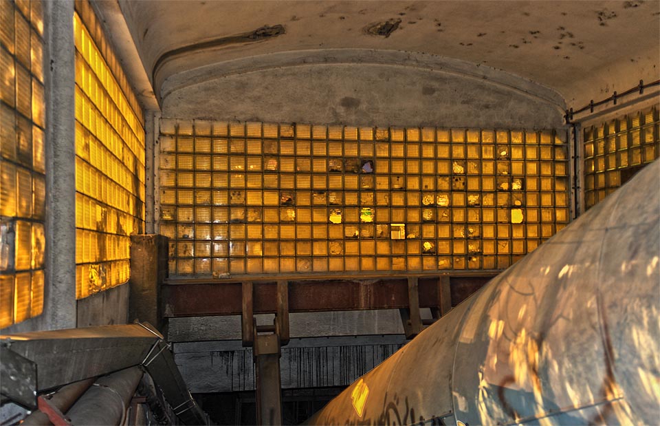 Typická architektury konce 50. lt 20. století je z okolních drážních staveb znát. Luxfery nad schodištěm jsou totožné jako na paralelním <a href=/Tema/Ji%C5%BEn%C3%AD%20podchod%20pod%20Malom%C4%9B%C5%99ick%C3%BDm%20n%C3%A1dra%C5%BE%C3%ADm>jižním podchodu</a> nebo podchodu v nedaleké stanici <a href=/Tema/Brno-%C5%BDidenice%20%28%C5%BEst%29>Brno-Židenice</a>.