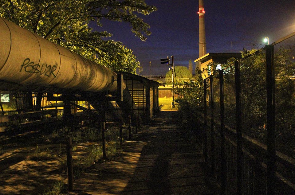 Po bývalé cestě do podchodu lze nyní přes most nad kolejemi do depa dojít k maloměřickému svážnému pahrbku.