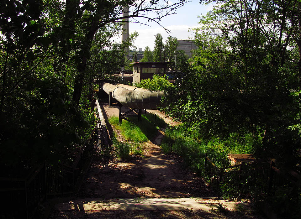 Pohled na potrubí na východní straně mostu. V pozadí je vidět <a href=/Tema/Cement%C3%A1rna%20Malom%C4%9B%C5%99ice>maloměřickou cementárnu</a>.