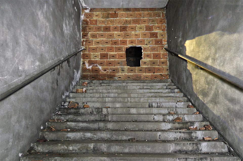 Zhruba v polovině délky podchodu odbočovalo schodiště k výpravní budově nádraží <a href=/Tema/Brno-Malom%C4%9B%C5%99ice%20%28%C5%BEst%29>Brno-Maloměřice</a>. Dnes je chodba zazděná a prolézt lze jen malou dírou ve zdi…