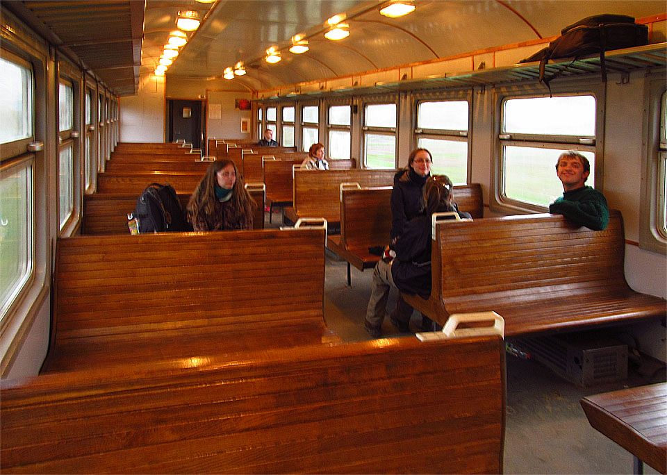 Interiér vlaku však překvapí svojí stylovou čistotou a útulnými dřevěnými lavicemi, na kterých lze už půl století stejně dobře psát úkoly v ranním vlaku do školy jako překonávat ve spacáku horské hřebeny, bojovat o místo k sezení, pít na věčnou družbu, mastit karty, obědvat jídlo o pěti chodech nebo třeba počnout dítě.