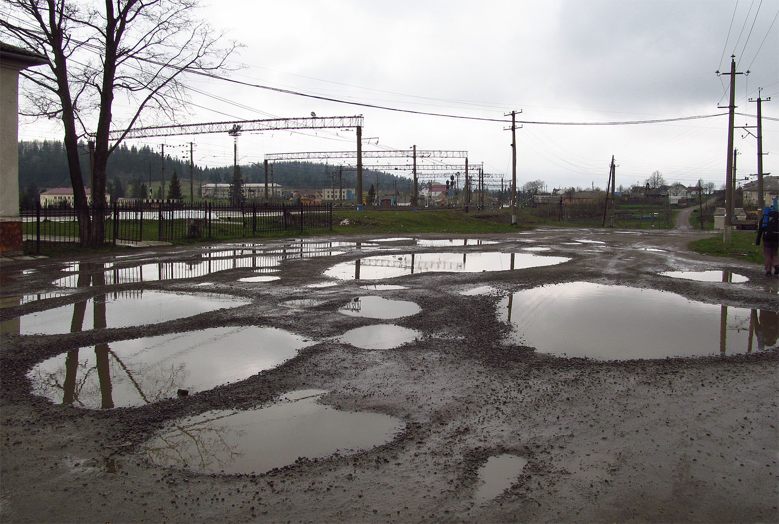 Přednádražní prostor ve Sjankách je čistokrevně ukrajinský. Těžko říct, zda sem za dob SSSR nestačil doputovat asfalt nebo už od jeho rozpadu stačil odtéci s jarními povodněmi do údolí.