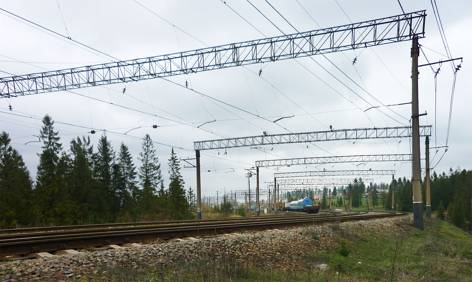 Pohled na stanici z lesů na jižním zhlaví, které se nachází v (na poměry hlavní dráhy) poměrně ostrém oblouku (poloměr cca 400 m).