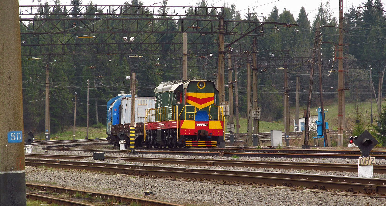 Železnice přes Великий Березний patří k nejnáročnějším drahám na Ukrajině. Necelé 3 km před stanicí Сянки překonává Užhorodské sedlo o výšce 850 m, v zimě často zapadává mohutnými vrstvami sněhu, ohrožují ji pády stromů či sesuvy hlíny. proto vyžaduje stálou údržbu a opravy. Na ty je vždy připraven pracovní vlak vedený čmelákem ЧМЭ3-3925.