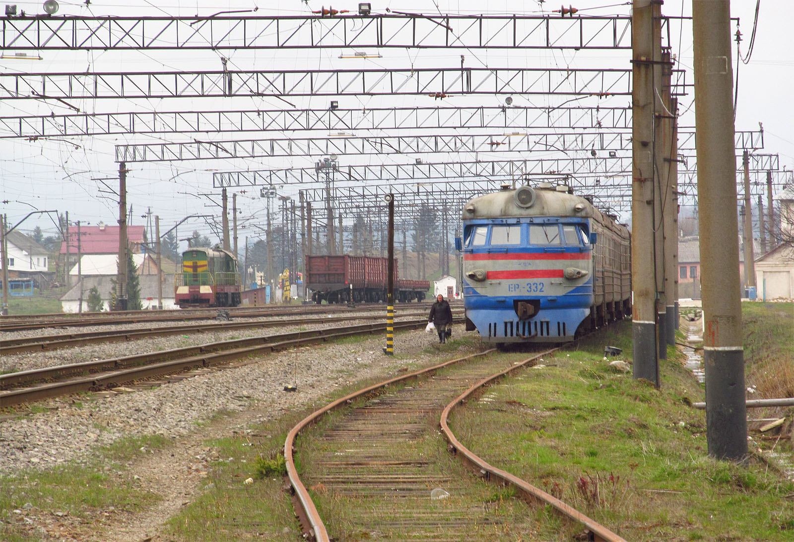 Ve stanici Сянки končí svoji cestu příměstské električky ze dvou stran - Zakarpatské a Lvovské oblasti. Oblastní jízdní řády příliš nenavazují, což dává jistou naději majitelům několika miniaturních obchůdků v horské vesnici nad sedlem.