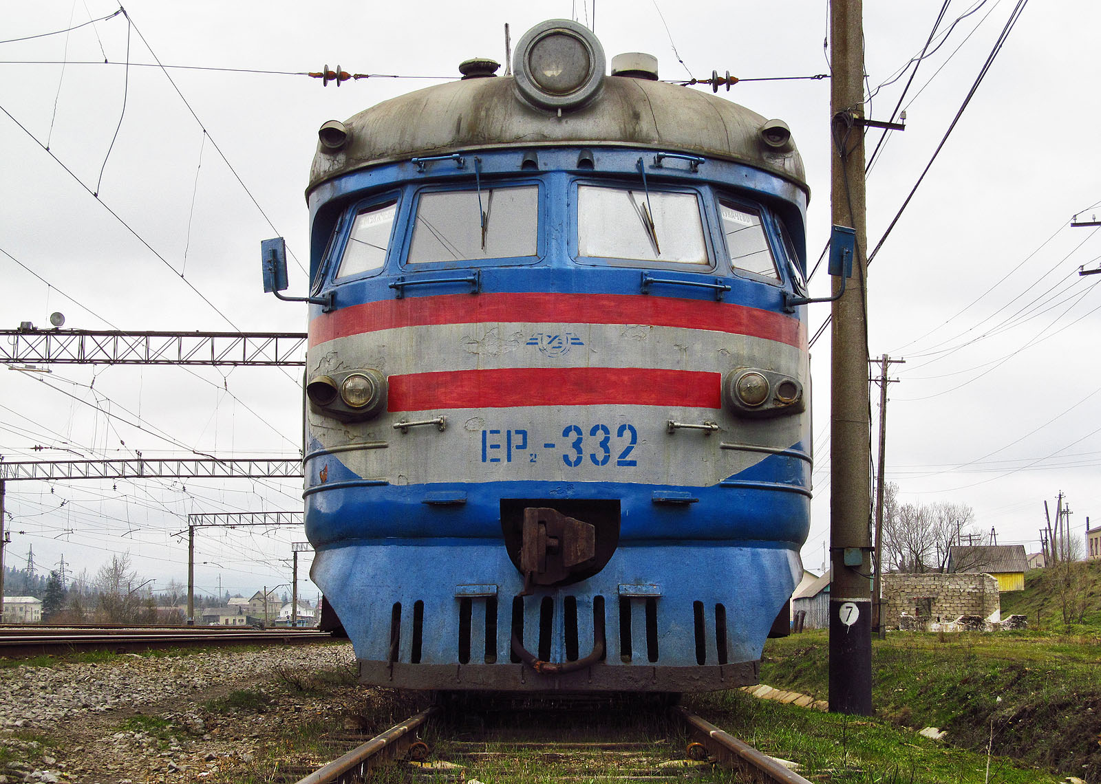 Zkratka ЕР9 znamená Електропоїзд Ризький, tedy pantografovou jednotku vyrobenou v lotyšské Rize (společnost RVR = Rīgas Vagonbūves Rūpnīca). Čistá devátá generace (bez dalšího označení/rekonstrukce) električek se vyznačuje kulatou přídí se zamračenými okny.