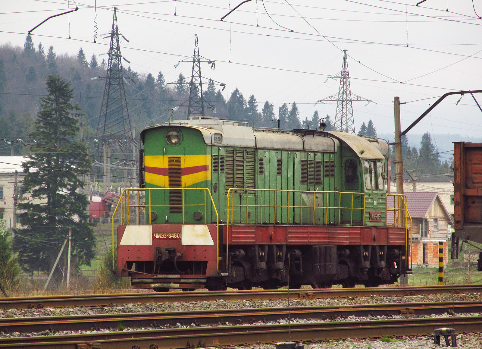 Další čmelák číhá opodál rozvodny, která zásobuje železnici energií. Označení ЧМЭ3-3480 je ještě ruské, z dob, kdy se na SŽD používala pouze ruština; ukrajinsky by bylo správně ЧМЕ3-3480.