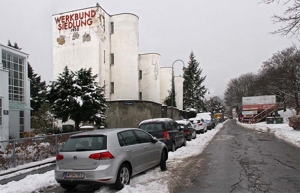 Nejvyšší stavbou sídliště je čtyřdům Andrého Lurçata (č. 87, 89, 91, 93), který ční jako bělostný maják nad omšelou šedí ulice Veitingergasse. Ze strany do ulice domům dominují vyboulená schodiště oválného půdorysu, ze strany do zahrady pásová okna připomínající střílny předválečných pevností.