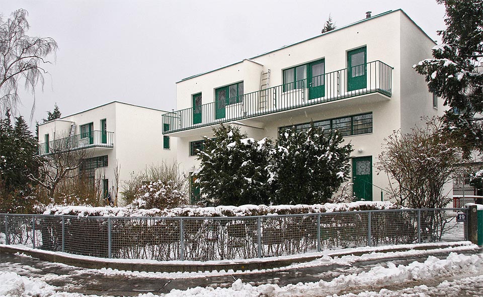 Zlatým hřebem jsou uprostřed sídliště situované domy č. 13, 15, 17 a 19 brněnského rodáka Adolfa Loose navržené ve spolupráci s Heinrichem Kulkou. Podobné stavby tvoří několik brněnských ulic.