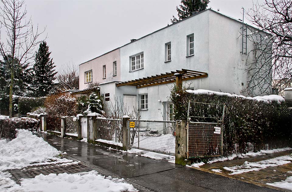 Domy 63 a 64 jsou dílem Arthura Grünbergera, který v roce 1923 emigroval do USA.